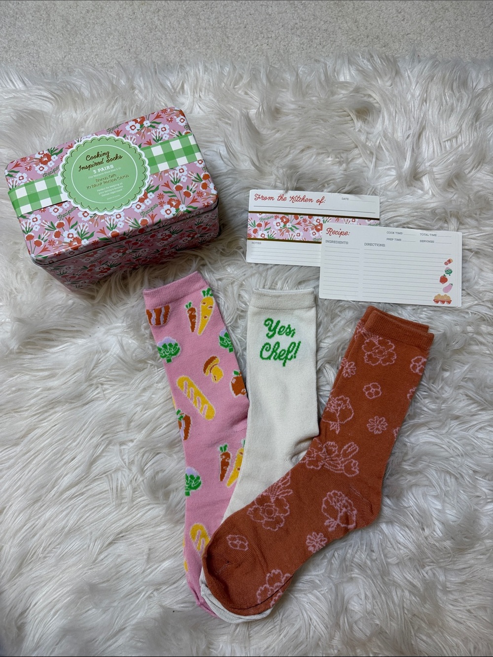 NWT, Women’s 3-Pack Novelty Crew Socks - Pink, Cream & Rust Floral tin